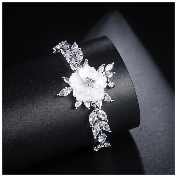 Jewelry - 🌺 Swarovski Crystals The Aleen Shell Bracelet